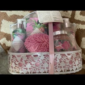 NWT bath set